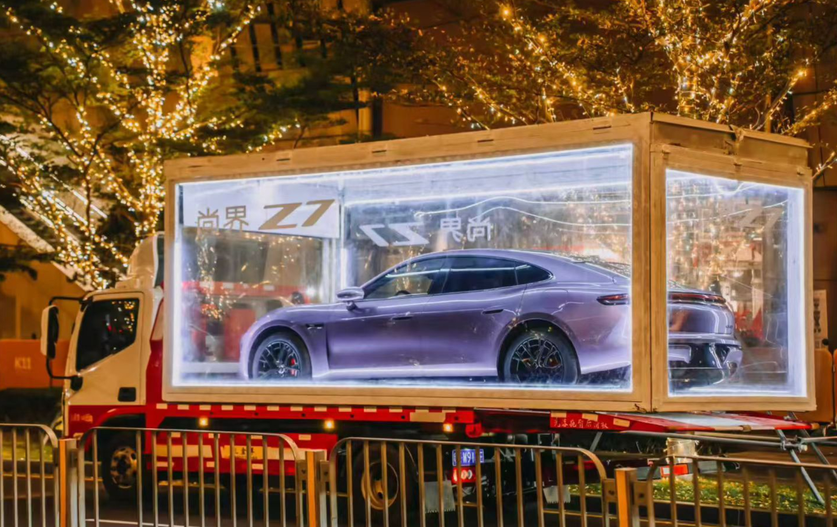 深圳第一台尚界Z7展车到店，先用板车拉着灯光柜在闹市区逛了一圈，这关注度不得直接