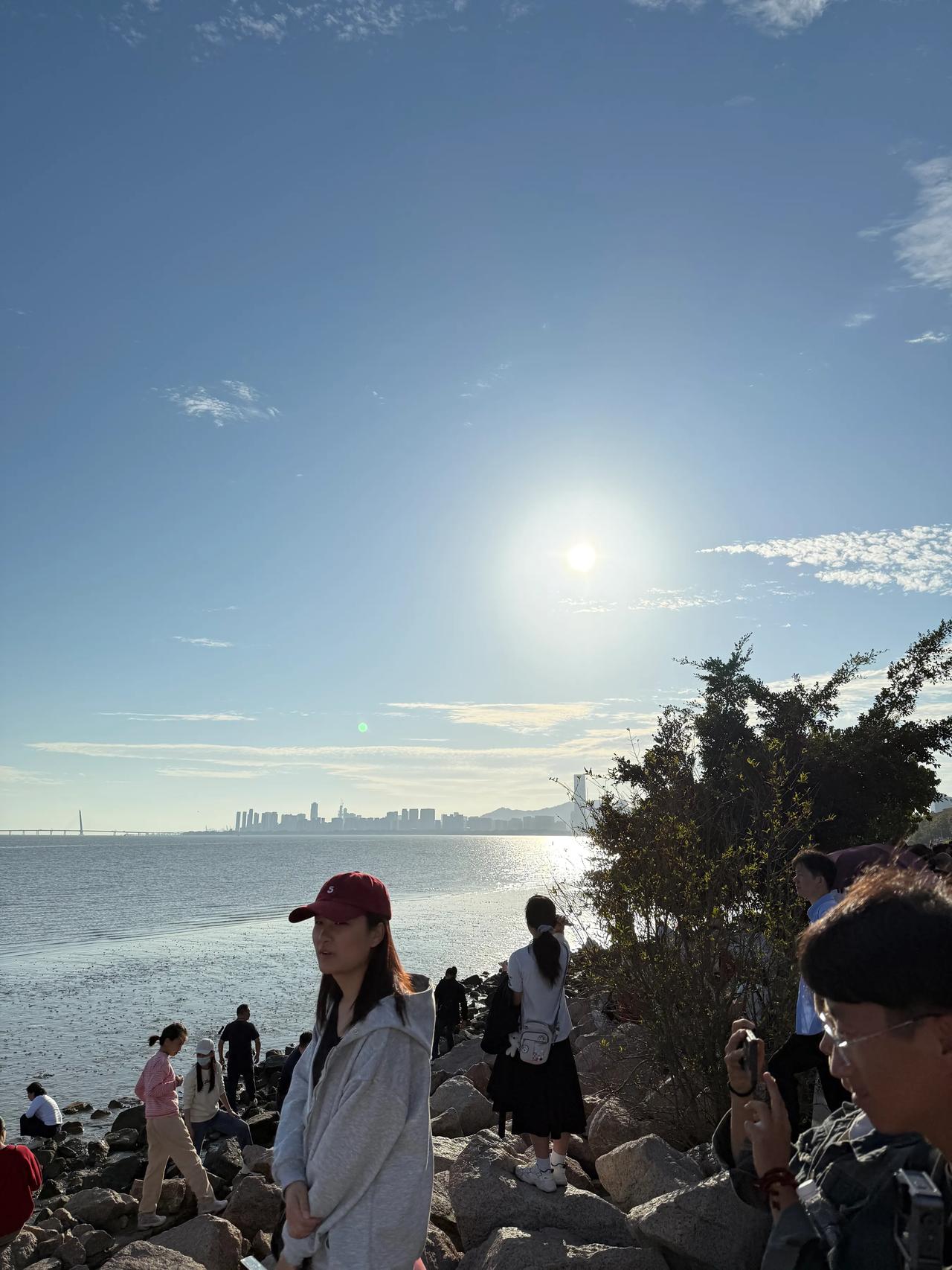 深圳湾的晚霞与美女不负众望
晚霞让人惊叹
美女之多应接不暇，着装性感、时尚、妆发