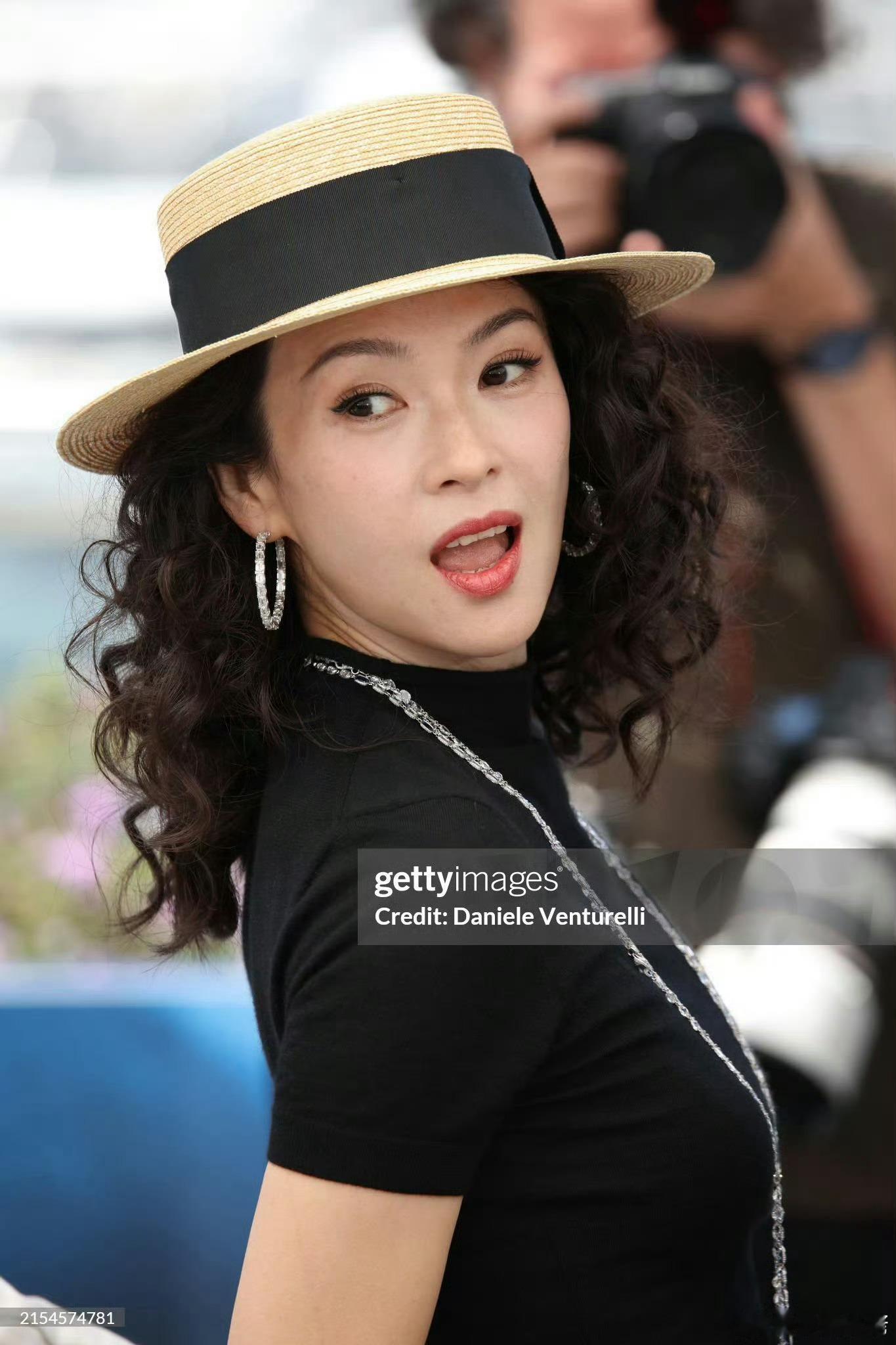 章子怡身上那股子拼劲又回来了，她的脸真的无敌了，法令纹也没有，想起芭莎慈善夜拍照
