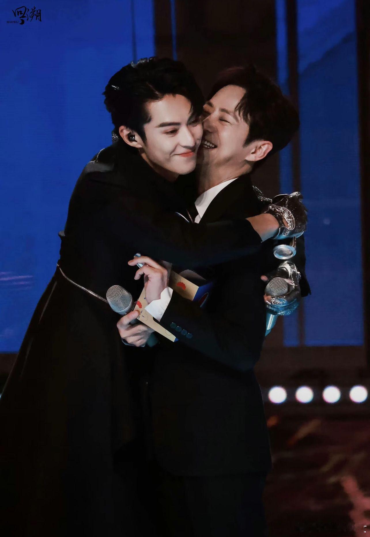 何炅说27还没发育完何炅暖心调侃二十七岁王鹤棣，直言仍是没长大的小朋友。温柔打破