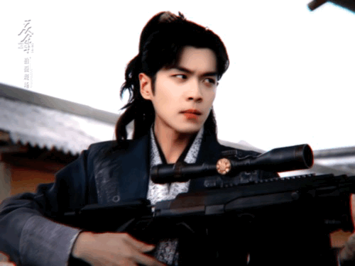 #范闲扛起巴雷特#小范大人扛巴雷特，包帅的~狠狠狙中我的心啊！请速速把第三季抬上