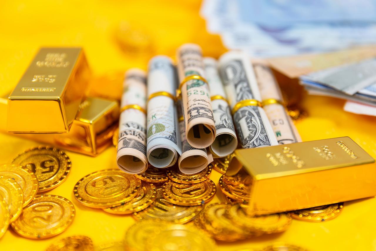 金价疯涨，大妈们又在金店排起长龙。你以为这只是老套的避险游戏？大错特错。别盯着大