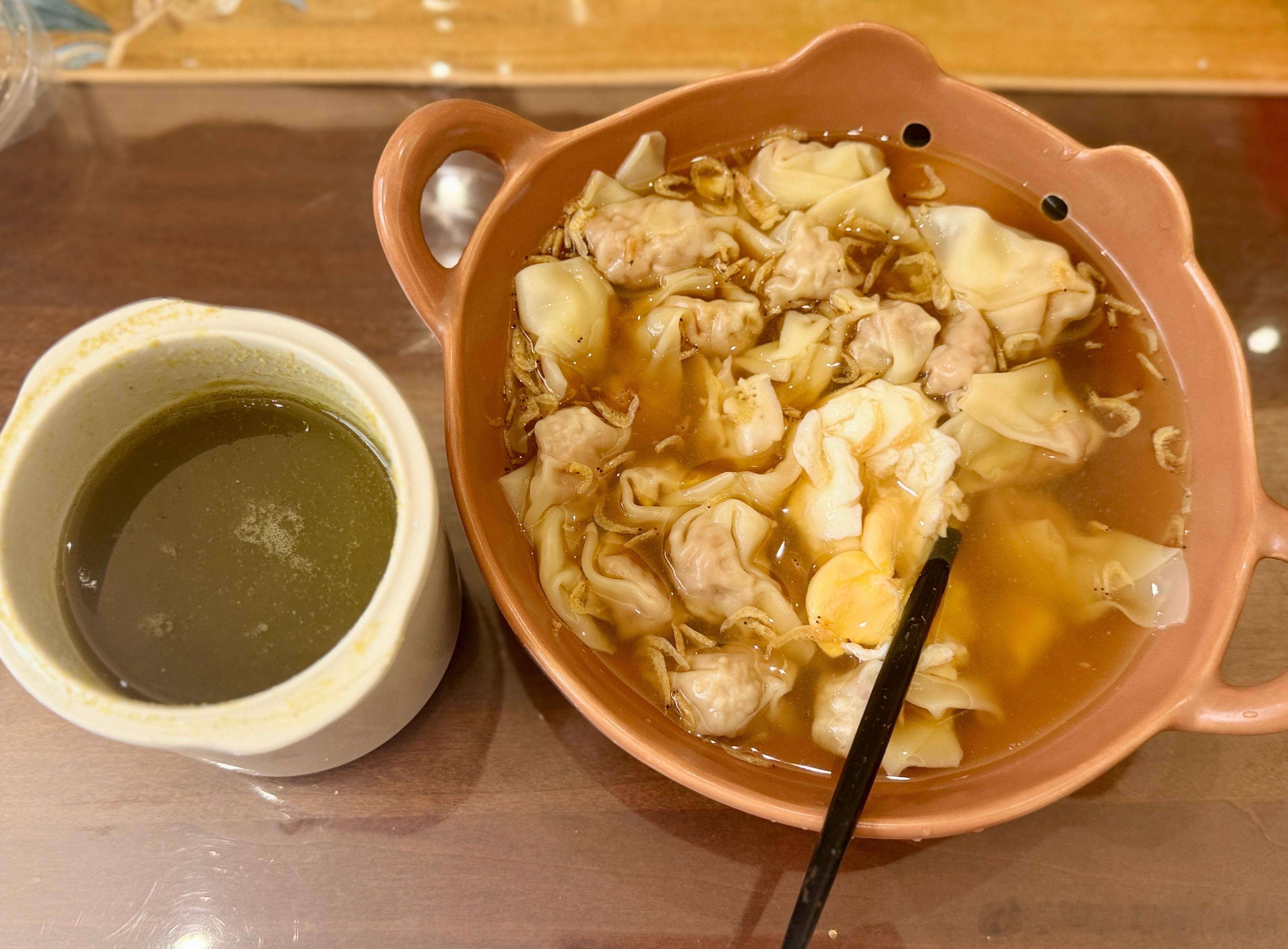 都恰了木有？今个儿槲配饺！听说武汉叫水饺，俺们那边都叫馄饨 
