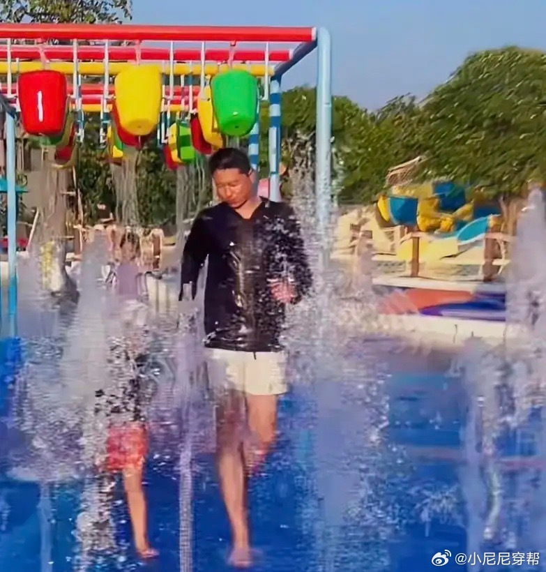 王雷一家子在水上乐园玩，李小萌不化妆差点没认出来，腿粗脸圆不像女明星，放假期间完