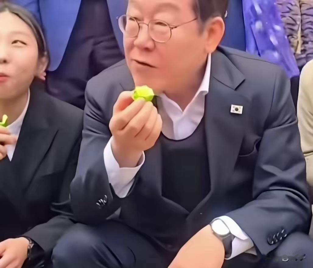 韩国总统李在明上海逛小吃摊儿，法国总统马克龙在成都与大学生互动，都引起了强烈的反