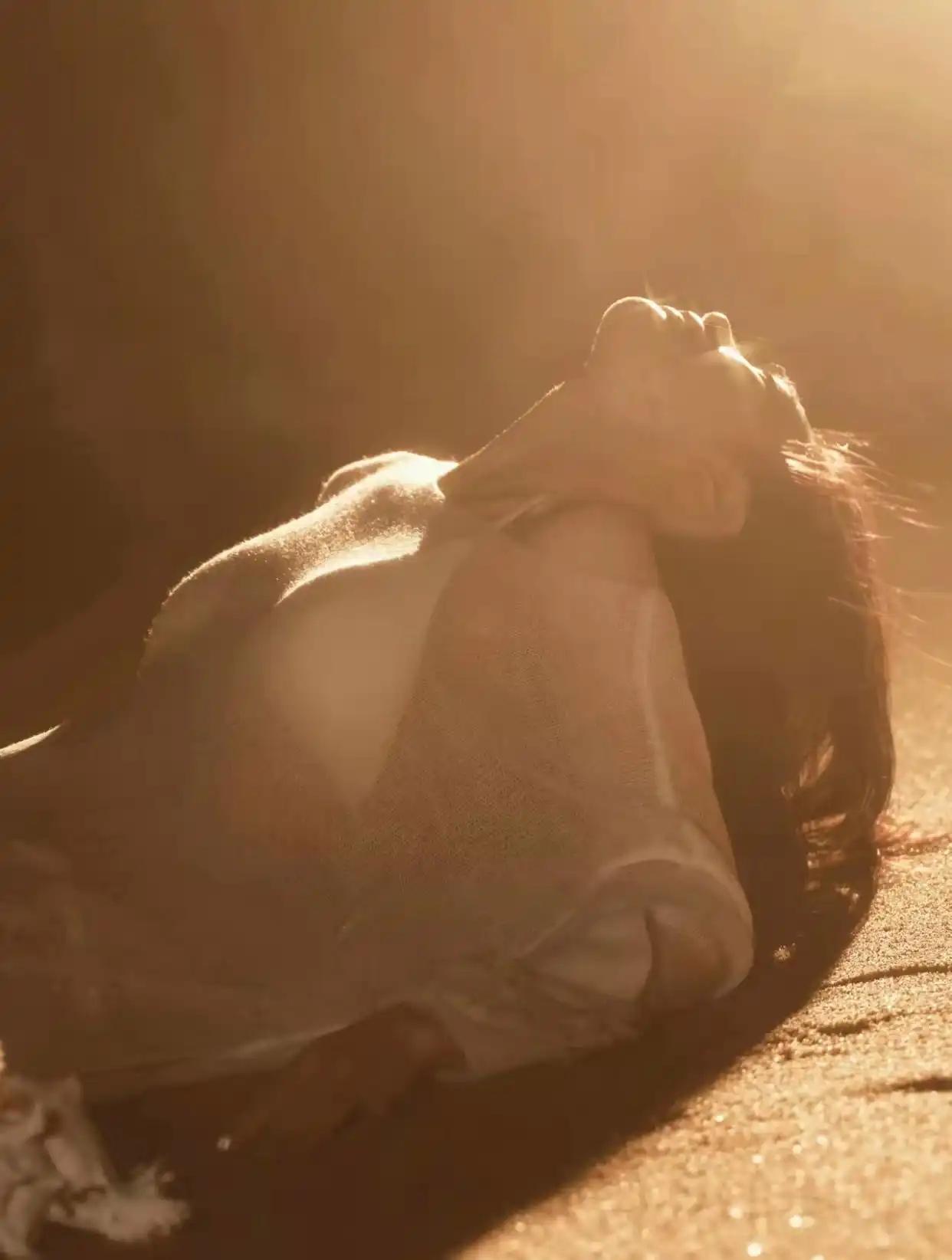 你觉得幸福应该是什么样的一个人躺在地上，阳光照在她身上。漂亮姐姐