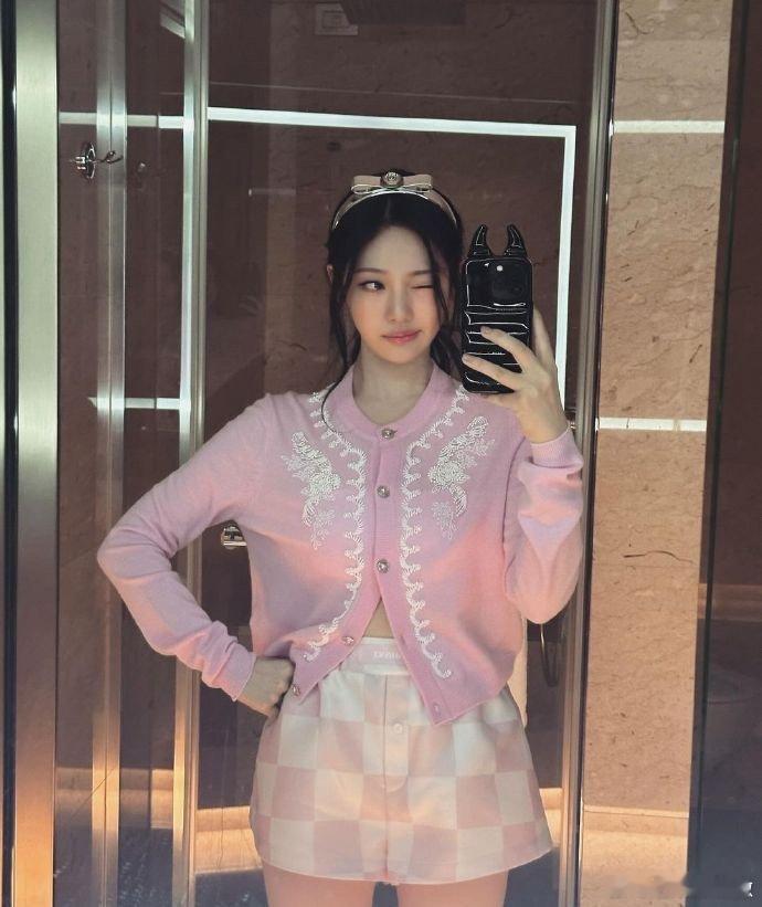 在甜美和酷飒两种不同风格间来回切换，宁艺卓in’s更新绝美照片，对哪种风格更心动