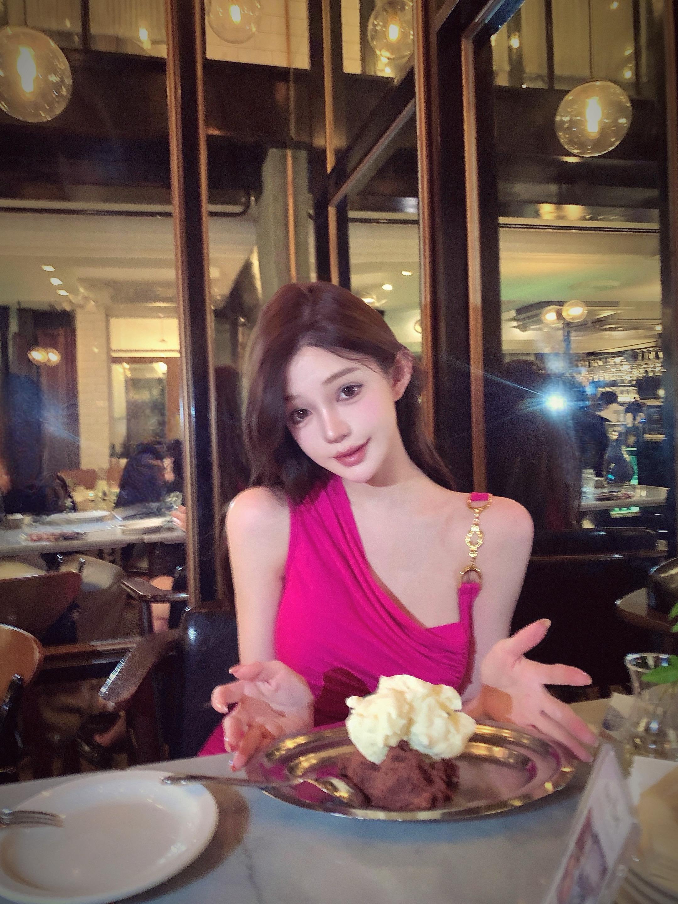 丘比特轻轻飞过月光下。