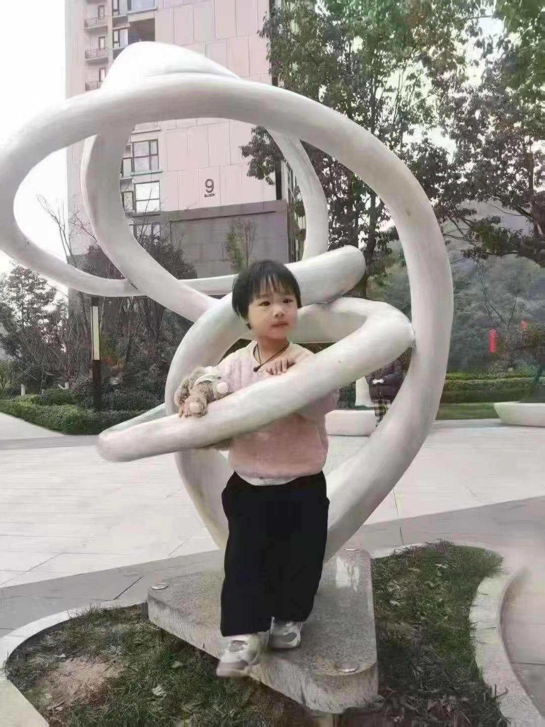 辽宁失踪4岁女童还没找到，爷爷怀疑是被人抱走了，家人快急疯了！

辽宁4岁女童在