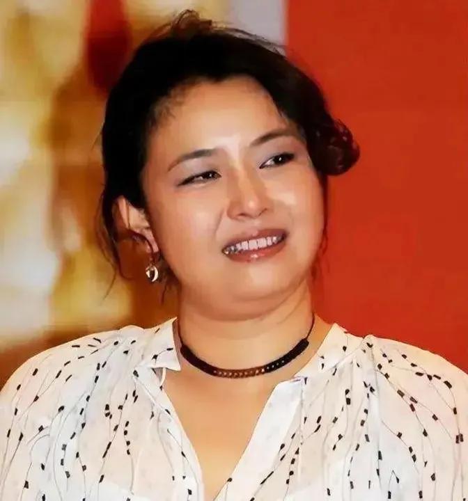 她中年发福了，你还认得吗？她年轻时也是美若天仙，她在巜一仆二主》里是″张嘉益"的