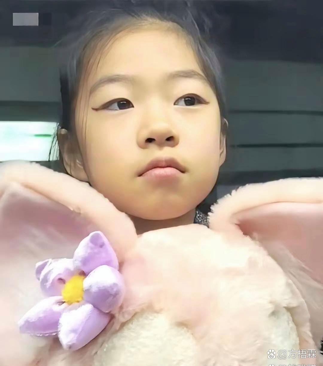 章子怡的闺女醒醒，长相确实没怎么随她妈。小姑娘脸型五官更像爸爸汪峰，看着就是个普