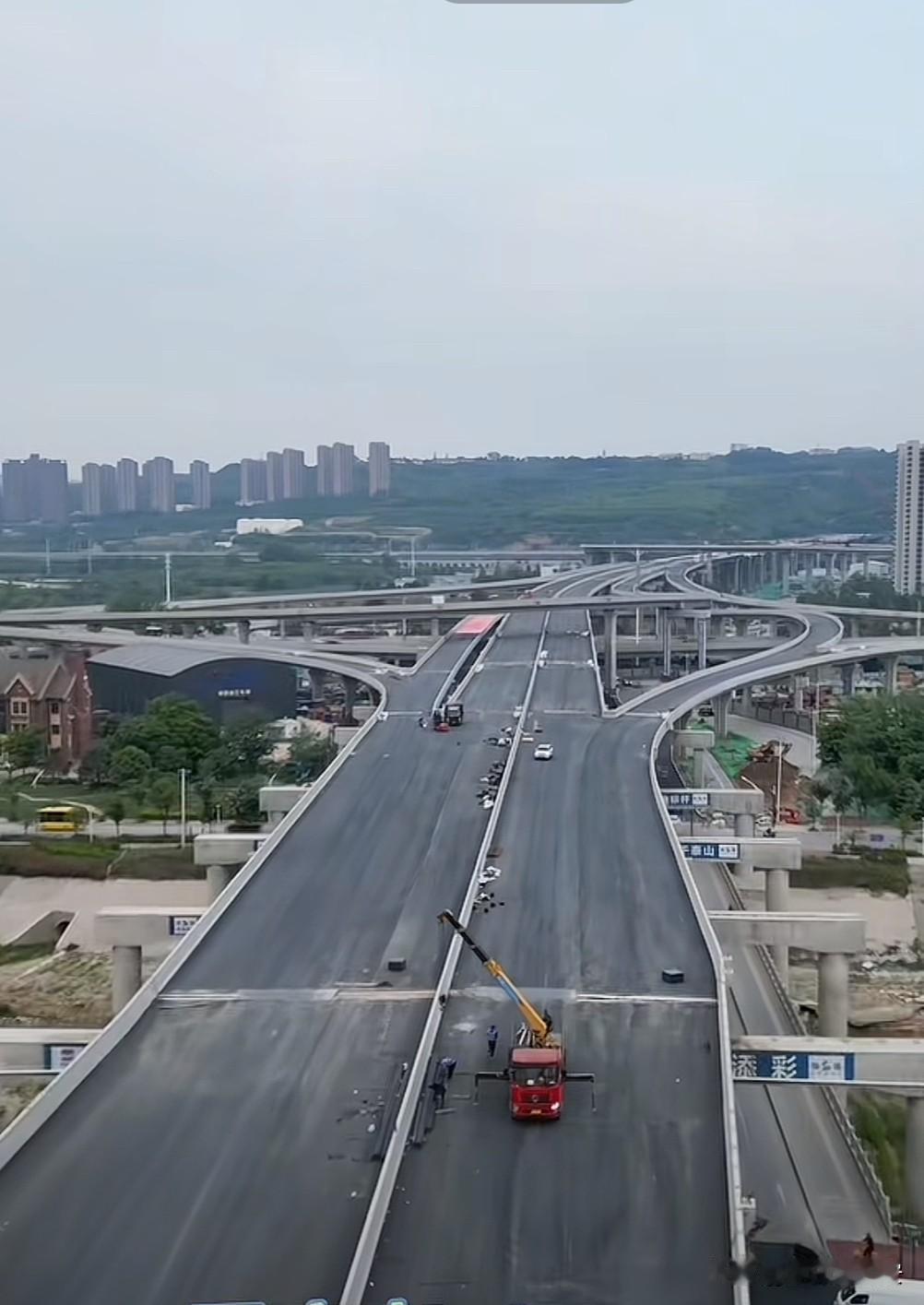 西安东站高架快速通道即将竣工

西安东站高架快速通道衔接

西安绕城高速与东南三