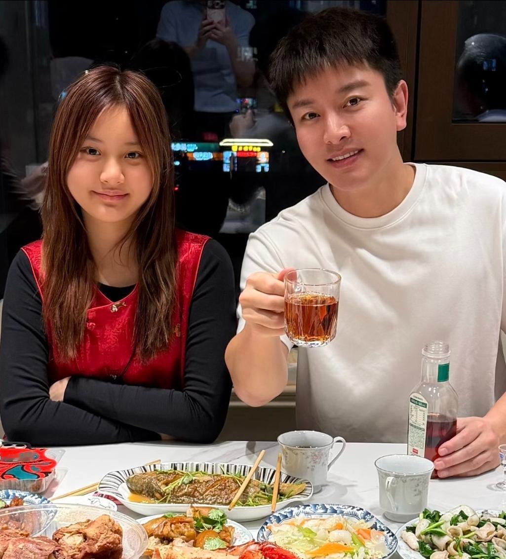 贾乃亮接13岁女儿回家过除夕，父女团聚感慨：此刻就是最好！一大家子人吃年夜饭晒合