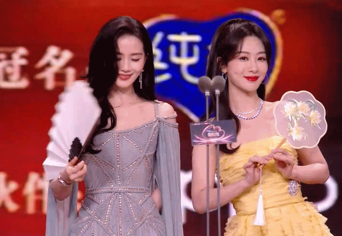 “恭喜小紫圆梦白玉兰，未来继续闪闪星光”🥹家姐好暖心吧！刘诗诗送杨紫紫色花篮