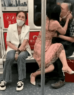 1 信不信？这俩人的名字不在同一个本子上。
2 这对情侣的这波恩爱秀的也是没谁了