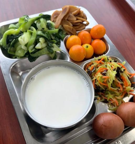 谁也碰到过！明明吃得很克制，荤素搭配清淡少油，却被路过领导打趣饭量可观。
饭菜看