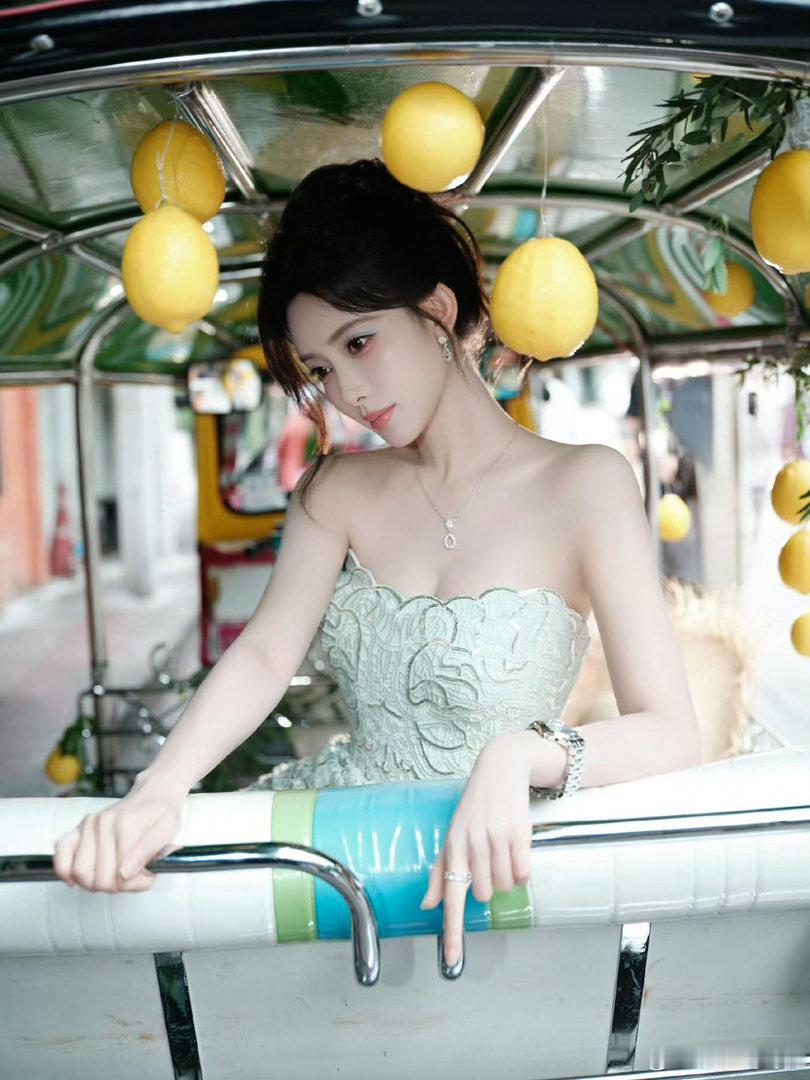 孟子义薄荷柠檬 孟子义这次泰国见面会的薄荷柠檬造型真的美得很轻松。不同风格她都能
