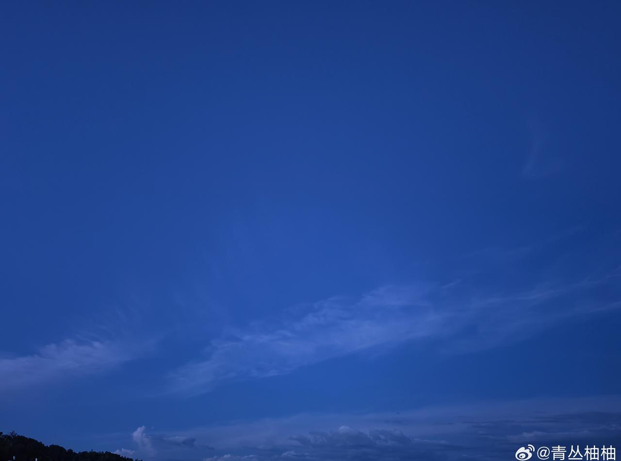 也是用了蔡司镜头
我觉得现在的手机拍照都特别好看
完全不需要滤镜

我上一个三星