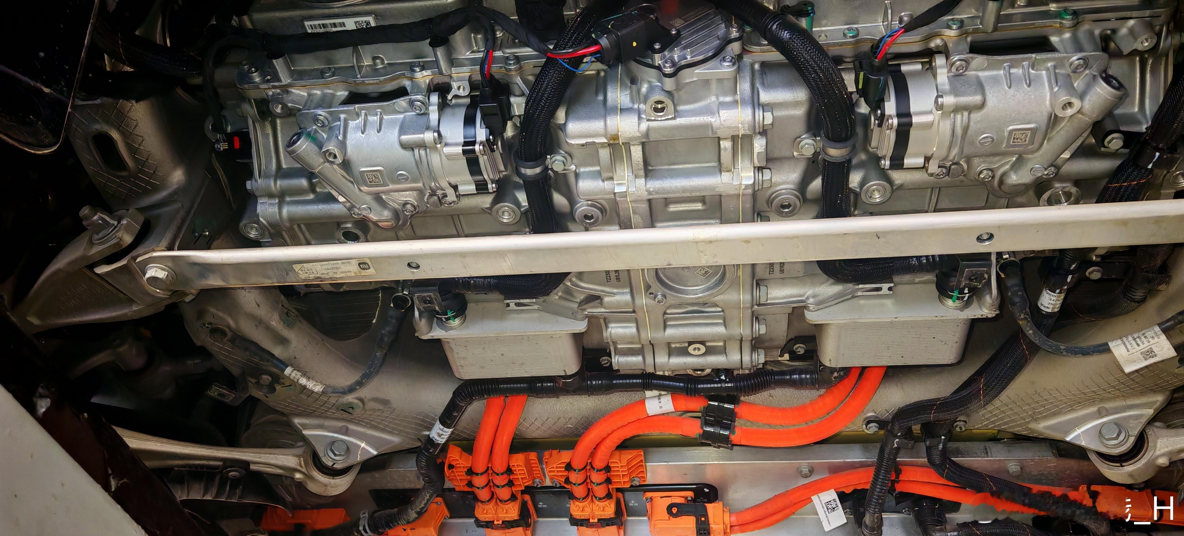 为了追求超强动力，强悍瞬时扭矩，布置后双电机，看把杆系憋屈的，关键是电机壳与中间