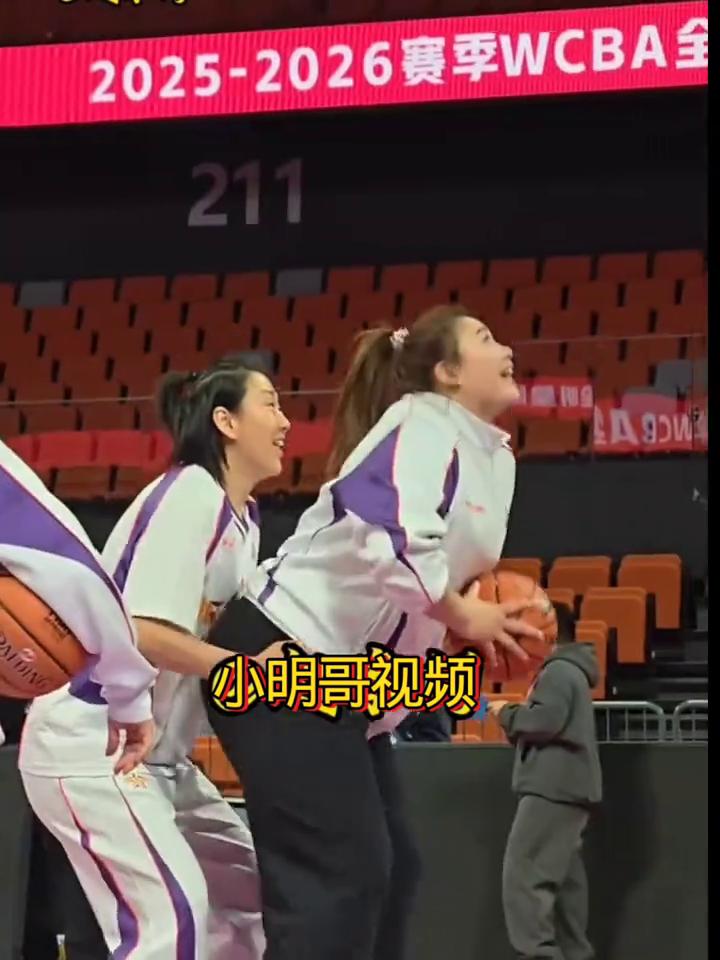 高颂欲举大宝贝扣篮，可惜未能成功。
小明哥视频。