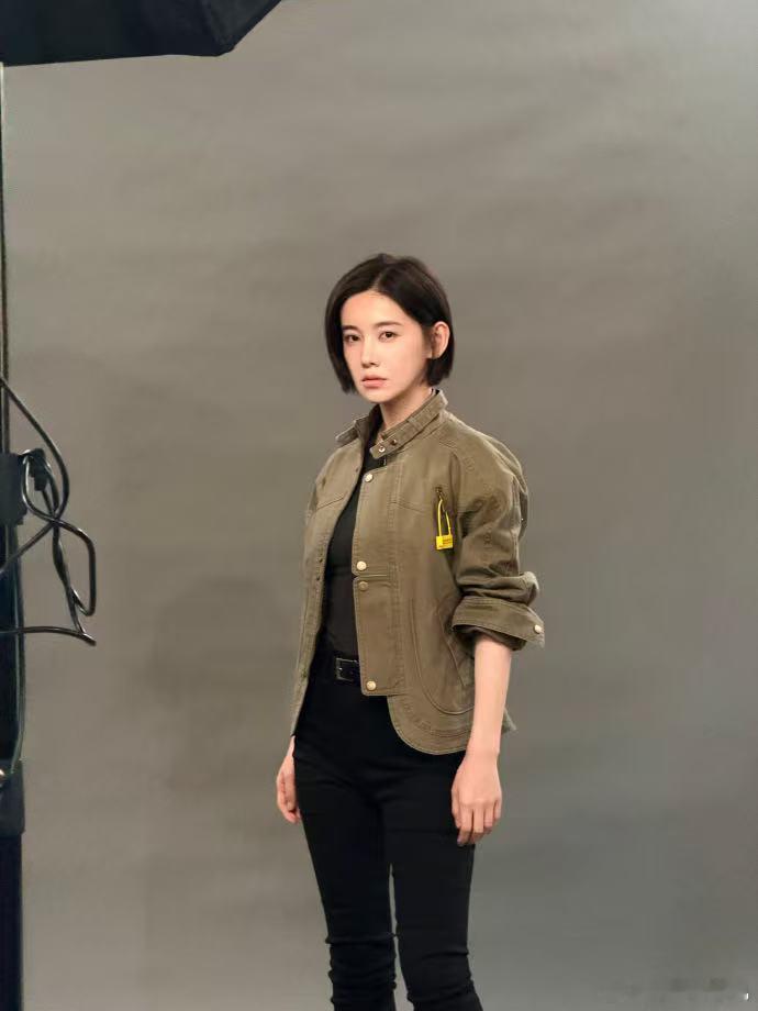 李沐宸道歉 《执笔》里她那个劲儿就演得很到位，跟这次角色形象完全不同，说明人家有
