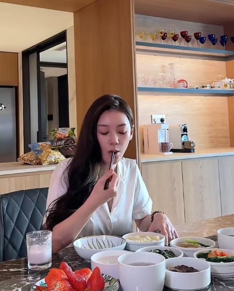 她说起给玥儿和送同学们买的labubu笔记本，然后打开她自己的本子里面都是她做的