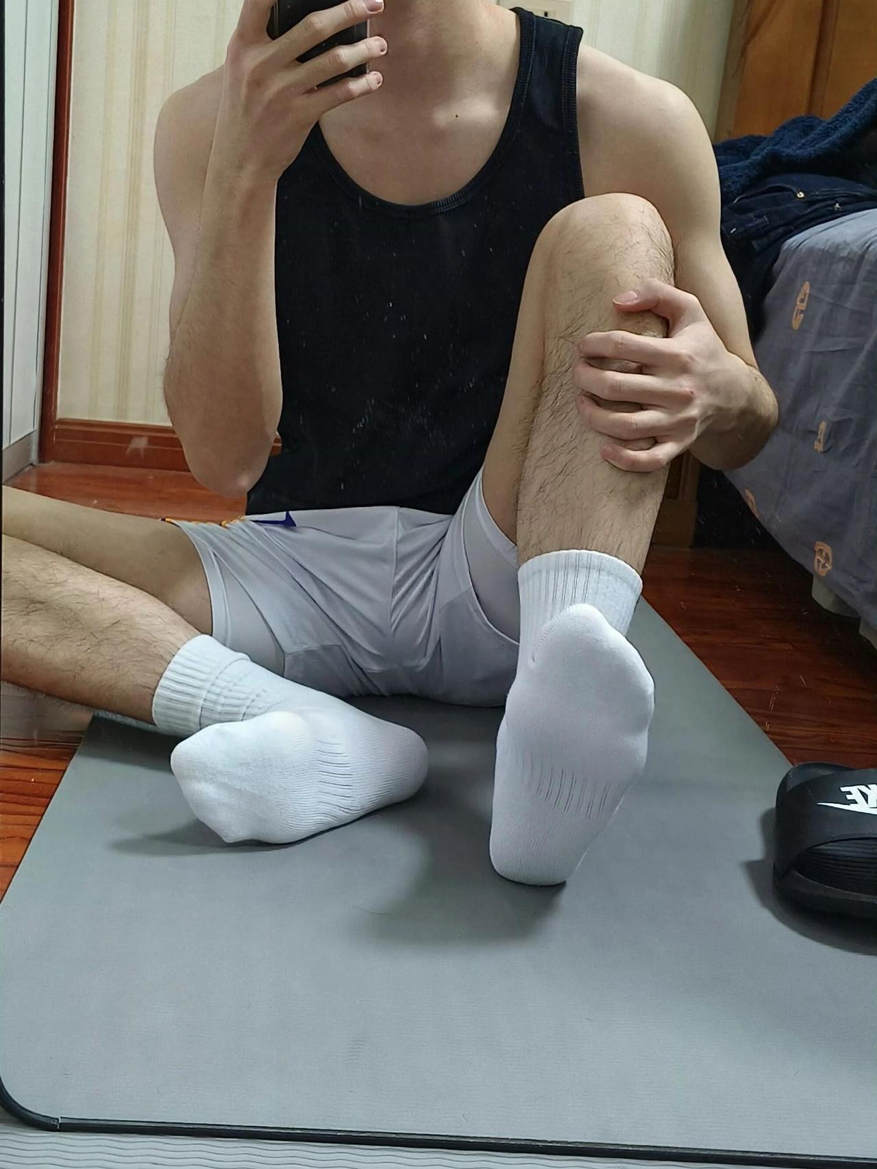 夜深了你还不想睡，你还这想着他吗？这样的白袜你闻不闻~