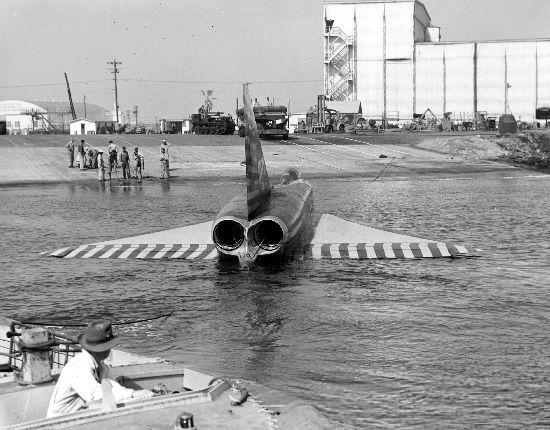 1953年，美国圣地亚哥湾，美国海军的康沃尔F2Y-1“海标枪”超音速水上战斗机