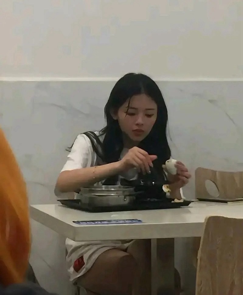 杨超越素人时期也挺普通的啊，没有很亮眼