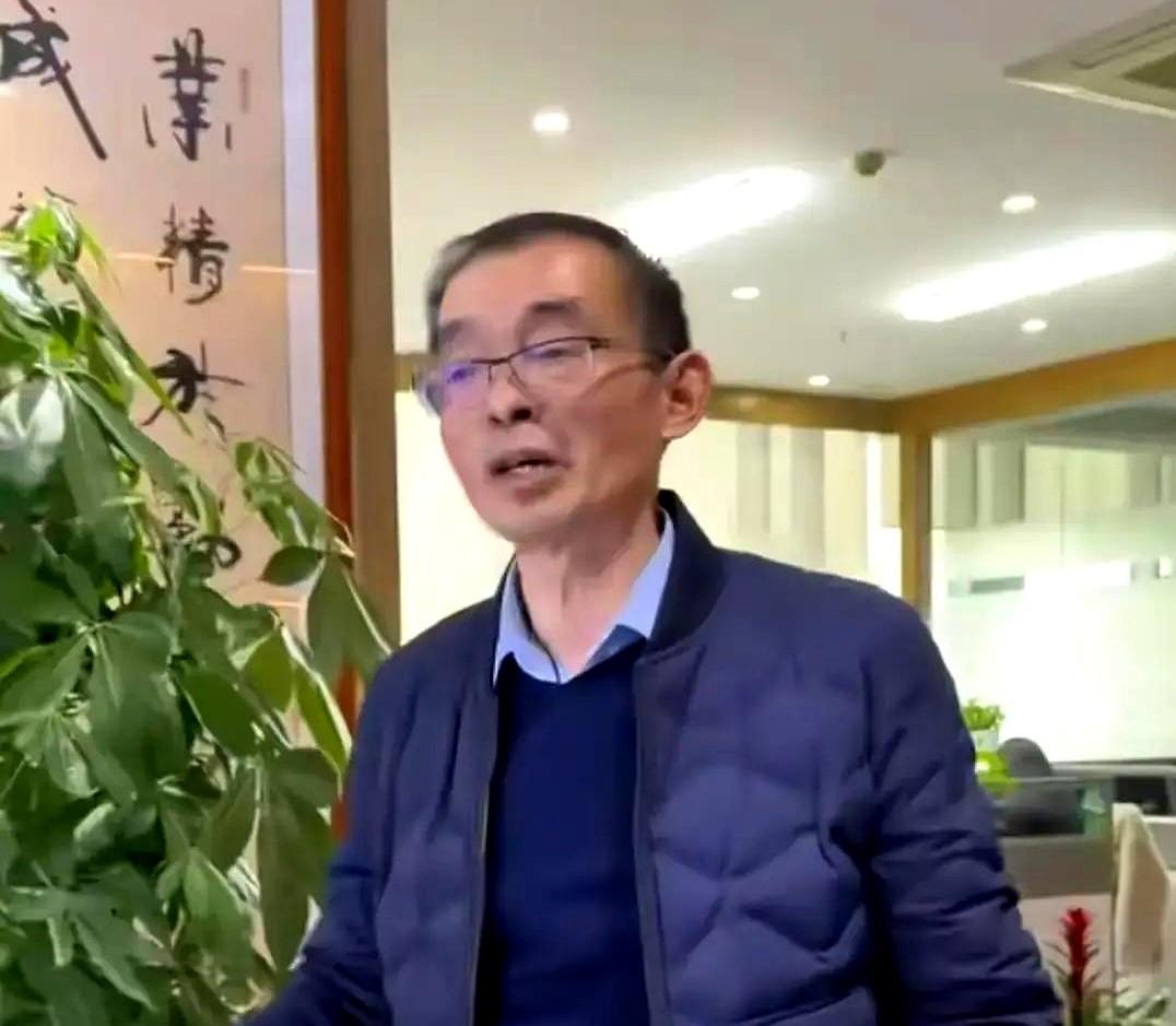 腊月二十九傍晚,二十三岁的谢浩男落地南阳,镜头晃动里他拖箱子冲出闸口,后妈郑琴举
