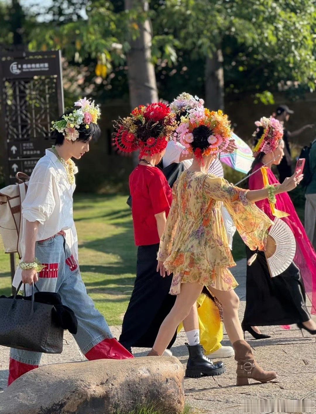余宇涵一路繁花簪花路透 余宇涵穿着白衬衫的路透照真的是惊艳了！那种清新的少年气质