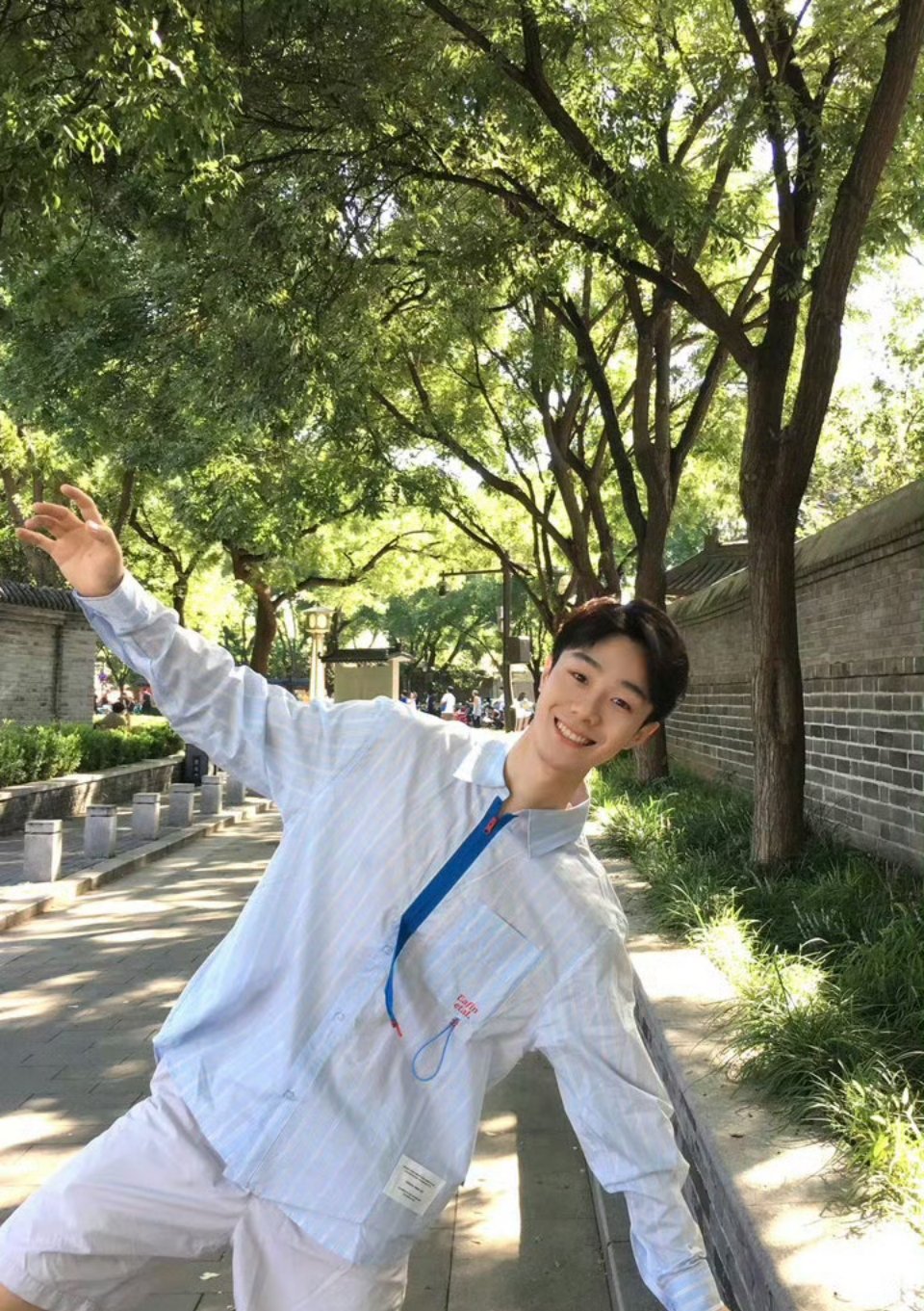思慕社字母 老房子拆迁那年，我在墙缝里找到一颗玻璃弹珠。阳光穿过它的时候，我看见
