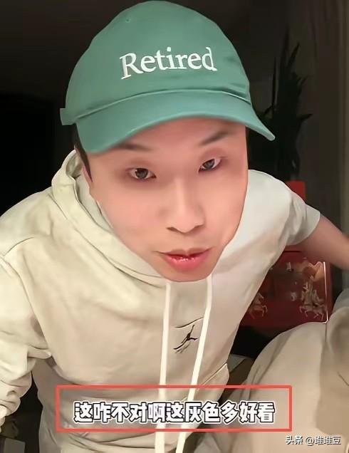 明明知道徐志胜是红绿色盲，李诞偏要翻出一顶绿帽子递过去，还假惺惺说“我戴可能不好