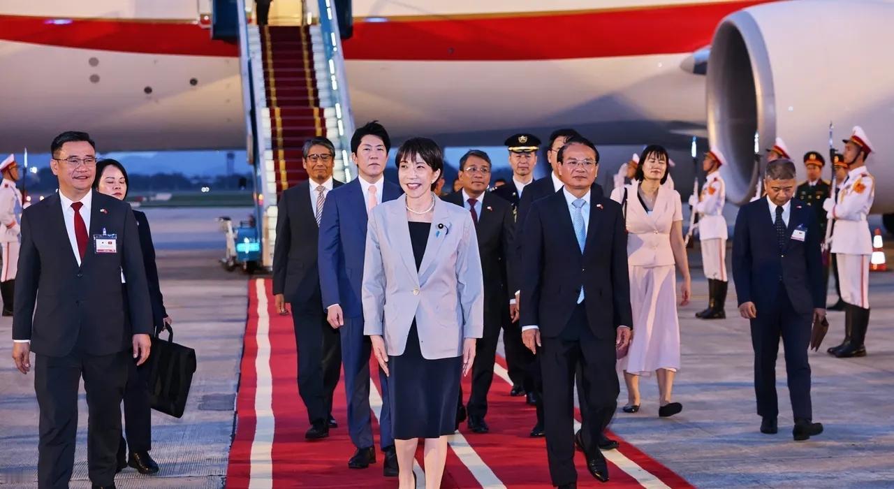 [月亮]没仪式，日本心寒
当地时间5月1日，日本首相高市早苗抵达越南首都河内，本
