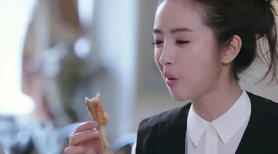 林依晨吃鱼不吐鱼骨头，把谢霆锋都给震惊了，看了看自己手里的鱼骨头，谢霆锋都怀疑林