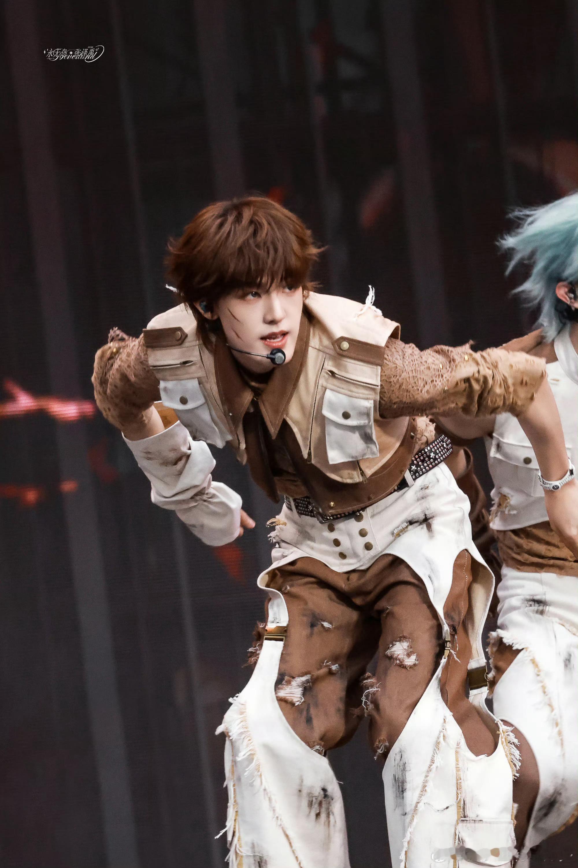 张泽禹爱要坦荡荡猫耳帽时代峰峻乐队舞台信听张泽禹 《爱要坦荡荡》被张泽禹唱出了新