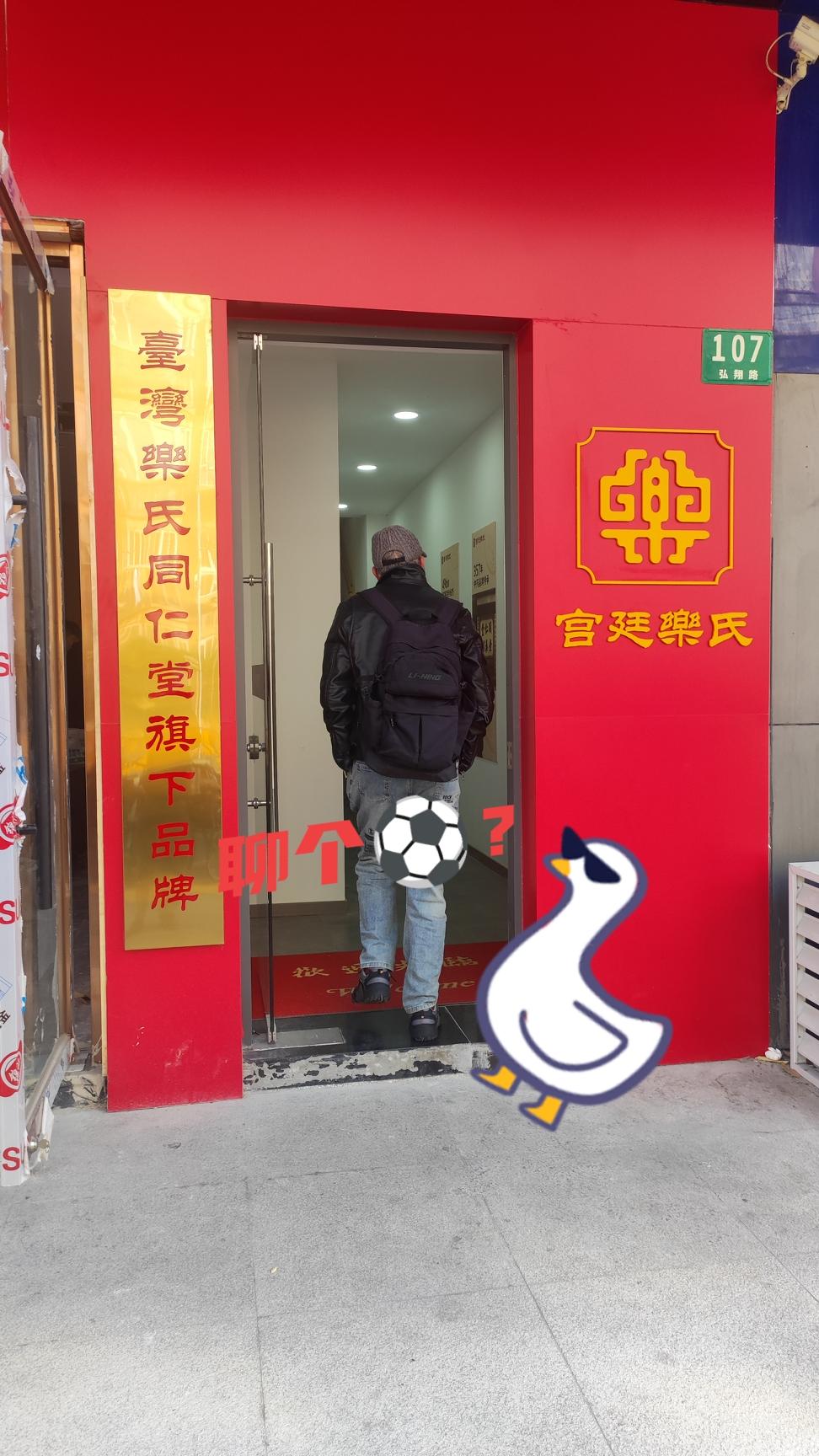 对一个上任不久的国家队主教练，早早地给他贴上地域标签恐怕不妥吧？再说了，对于一个