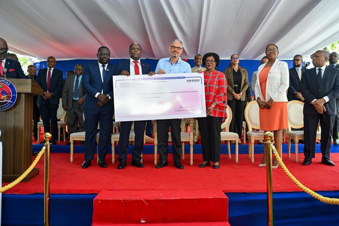 海地政府昨天给足协发世界杯出线奖金，5.28亿古德，大约是2750万人民币。西半