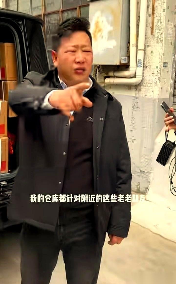 张大炮估计人都没睡醒，就接到一个电话，电话那头吼：“你那个宝贝徒弟张赢赢，带着老