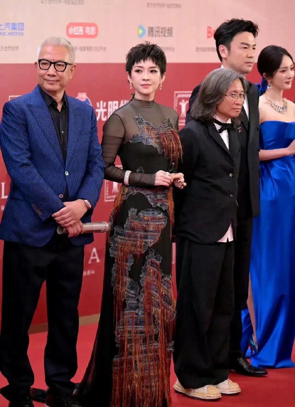 章子怡变化好大，不仅仅是外型，更有她的性格。看以前的她无所畏惧，青春张扬哪怕是不