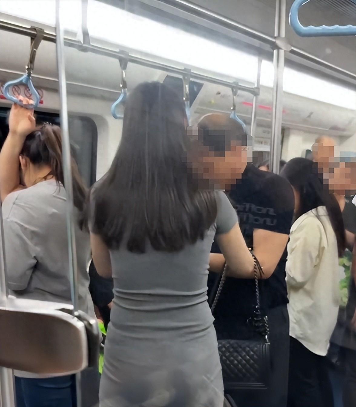 5月25日西安地铁上，一位妙龄女子穿着包臀裙，身材火辣性感，大爷忍不住多看了一眼