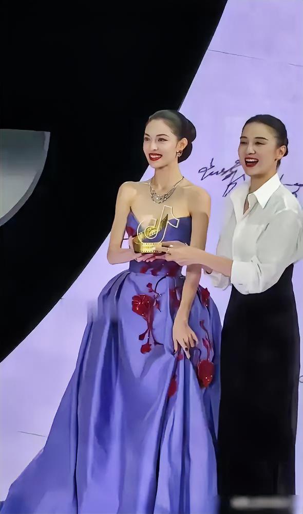 看衣服，和姿态，左边的像个公主，右边的像个服务人员，气质这块，这次宋佳输了，你认