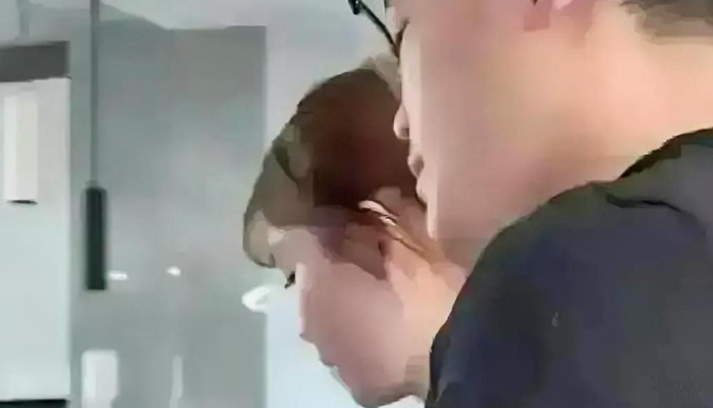 绍兴一姑娘与未婚夫婚检后发现自己不能生育，她立刻把18万现金和宝马车钥匙还给未婚