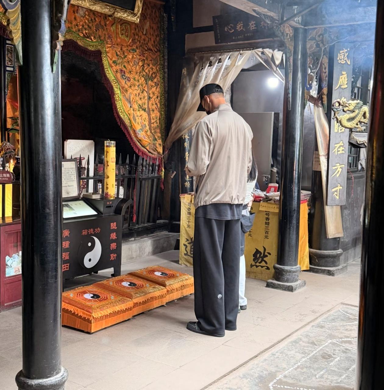 非常低调！球迷偶遇易建联！

抛开那些场外八卦，易建联在球迷心中还是有非常高的地