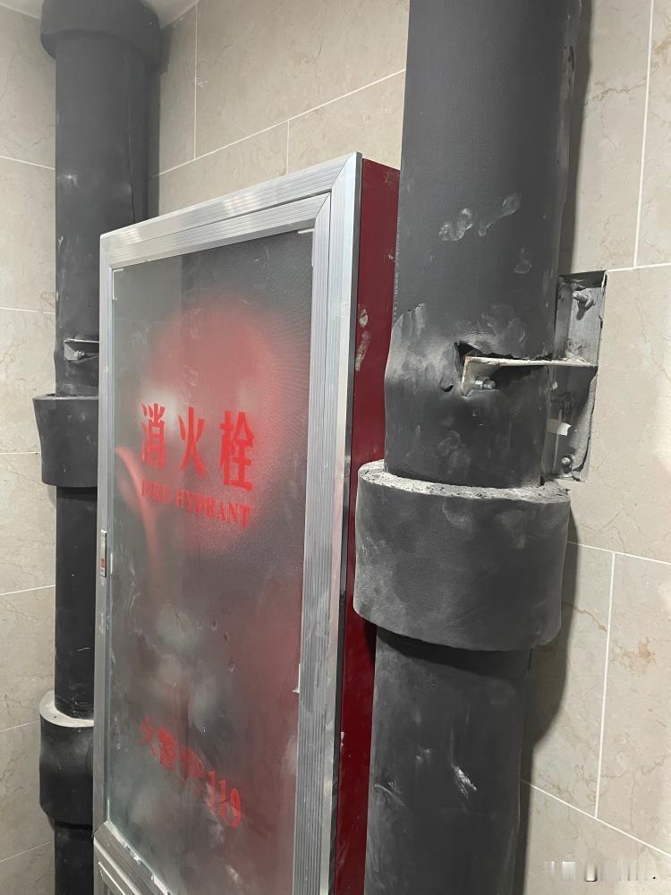 雨季到来，昨晚大雨又下了半夜。

每年这个时候，总有楼盘会掉链子。尤其是，刚交付