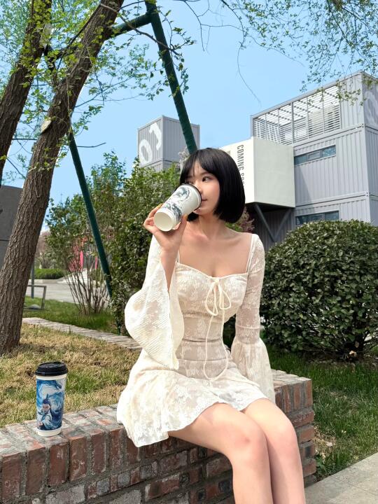 是谁的联名杯在草地上闪闪发光