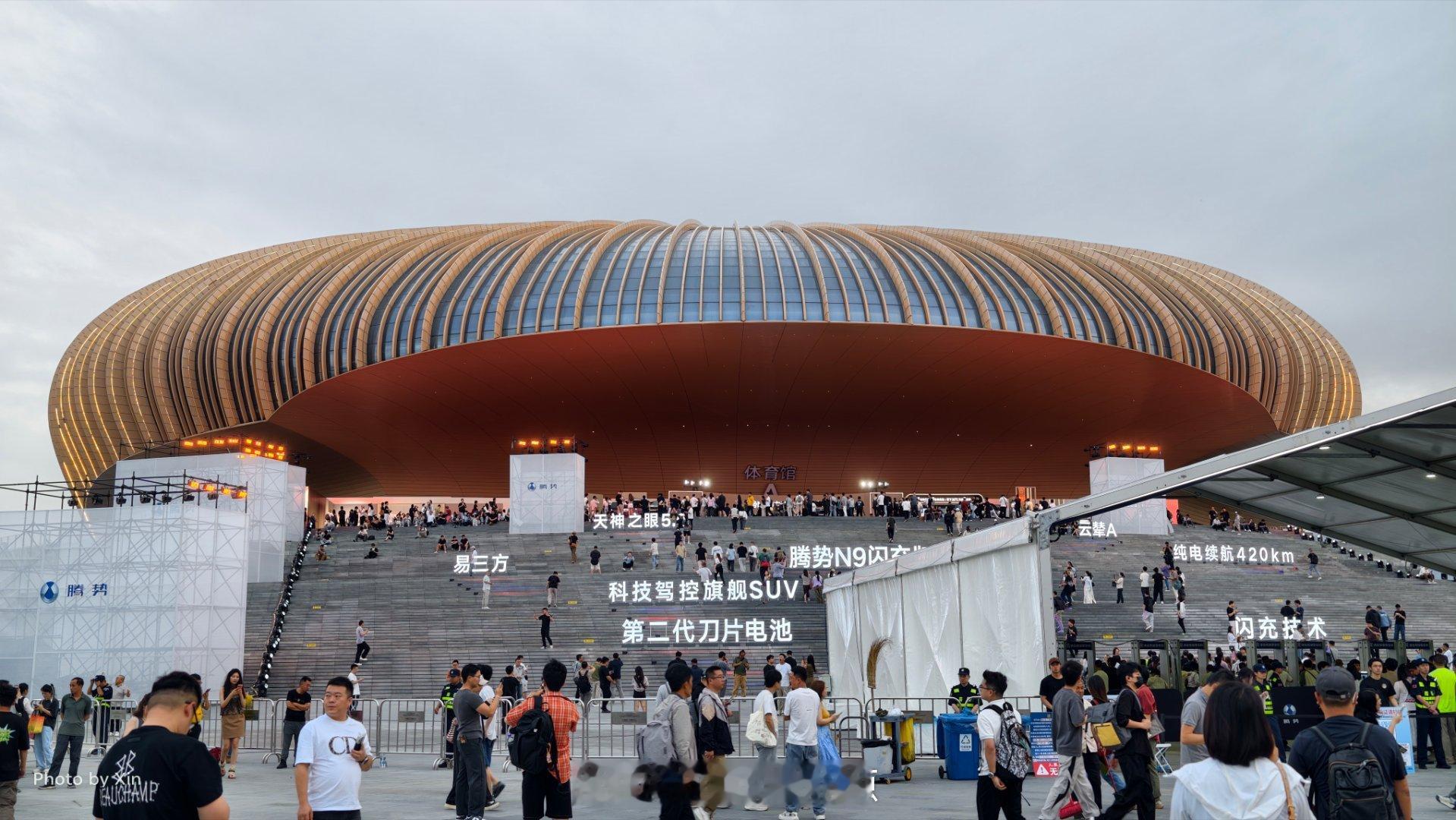 到现场了，静待开场~腾势n9闪充版王力宏腾势汽车品牌全球代言人王力宏惊呼闪充改变