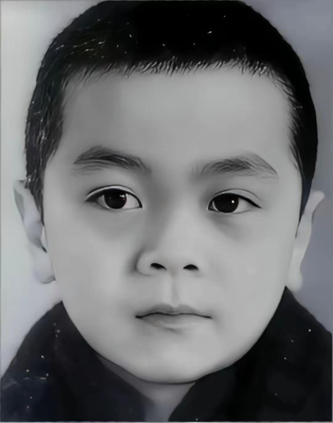 就这么一个小愣头照片
被全网猜猜五花八门，乱七八糟，莫衷一是

有人猜是赵忠祥，