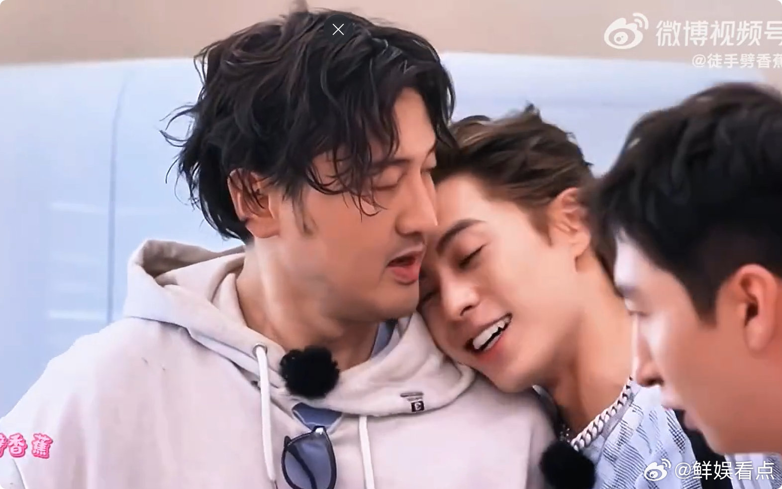 三傻重聚给王鹤棣哄成胚胎了亲爱的客栈被王传君武大靖宠到笑成傻子，王鹤棣这待遇谁不