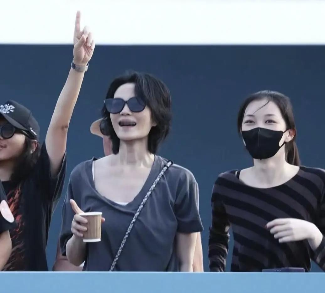 王菲带着李嫣现身阿那亚，到场观看窦靖童的现场演出。
 
台下的王菲打扮随性休闲，